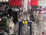 un bar avec plein de bouteilles et de verres sur le comptoir