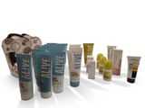 une photo présentant divers produits de soins de la peau sur fond blanc