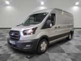 la camionnette blanche est garée dans une grande pièce au sol en damier