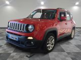La jeep rouge est garée sur le sol à damier du garage.