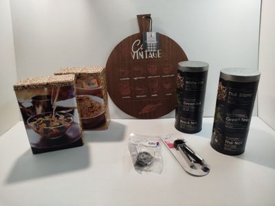 quelques objets posés sur une table