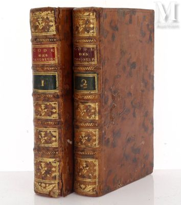 une vieille paire de livres posée sur une table blanche