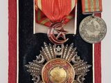 une image représentant une médaille et une médaille dans un étui rouge