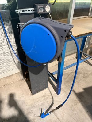 un tuyau bleu fixé sur le côté d'une machine bleue