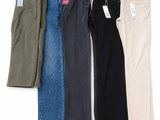 cinq paires de jeans sont alignées en rang