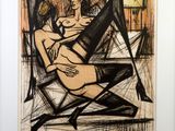 une image représentant un dessin en noir et blanc d'une femme assise sur une chaise
