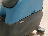 a machine that is sitting on the floor in the room