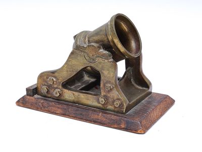 canon plaqué laiton sur socle en bois, sur fond blanc