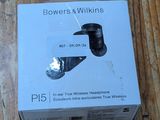 une boîte de Bowers & Wilkins posée sur une table en bois