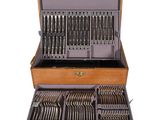 un coffret en bois contenant de l'argenterie, sur fond blanc