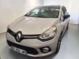 La voiture argentée est garée dans le showroom d'un concessionnaire.