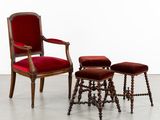 une image représentant une chaise rouge et un repose-pieds dans une pièce