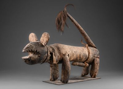 une image représentant une sculpture de chien à la longue queue
