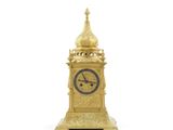 une horloge en or posée sur une table