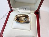 une bague en or dans une boîte rouge posée sur une table blanche