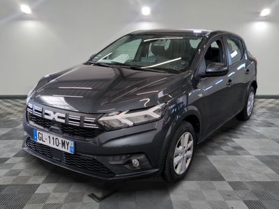 la photo d'une voiture noire garée dans un garage
