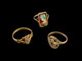 trois bagues en or et une bague ornée d'un lion