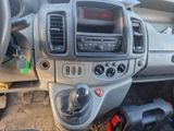 le tableau de bord d'une voiture équipé d'une radio et d'une télécommande