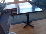 une table noire avec un plateau noir dans une pièce