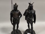 deux figurines en bronze représentant deux hommes armés de lances et de boucliers
