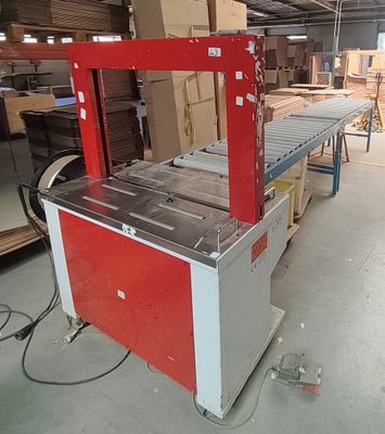 une photo d'une machine qui se trouve dans un entrepôt
