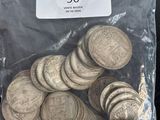 un sac rempli de pièces de monnaie posé sur une table