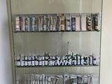 une vitrine en verre contenant de nombreux objets