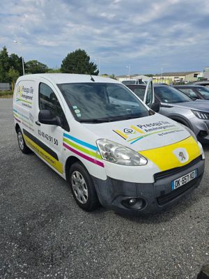 une camionnette blanche garée dans un parking