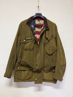 une photo d'une veste militaire accrochée à un mur