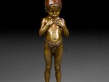 une image représentant une statue en bronze d'un garçon portant ses mains à son visage