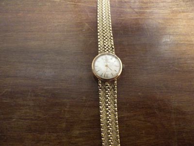 une photo d'une montre posée sur une table en bois
