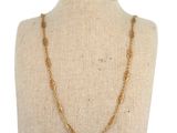 un collier à chaîne en or sur un mannequin mannequin mannequin mannequin mannequin mannequin mannequin mannequin mannequin mannequin