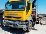 un camion jaune garé sur le bord de la route