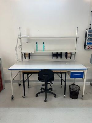 une photo d'une salle de laboratoire avec un bureau et des chaises