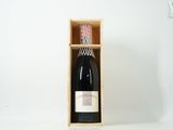 une bouteille de vin dans un coffret en bois sur une table