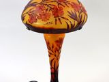 l'image d'une lampe posée sur une table
