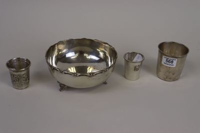 un assortiment d'ustensiles de cuisine, comprenant notamment un saladier, des verres doseurs et une cuillère doseuse