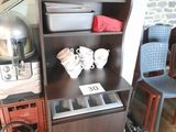 une étagère sur laquelle sont posées plusieurs tasses à café