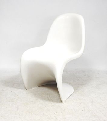 une chaise en plastique blanche posée sur un sol blanc