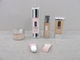 Produits de beauté Clini posés sur une table avec un fond blanc