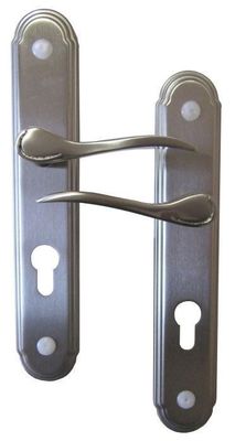 une image représentant une paire de poignées sur une poignée de porte