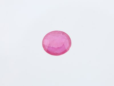 gros plan d'une pierre rose sur une surface blanche