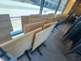de nombreuses chaises disposées devant une fenêtre