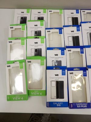 tout un tas de boîtes de téléphones portables de différentes marques sur la table