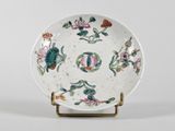une image représentant une assiette blanche ornée de fleurs et d'oiseaux