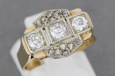 Bague 1940 en or enrichie de diamants dont trois plus importants au ce - Photo 1