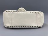 un sac à main blanc orné d'un nœud sur le devant
