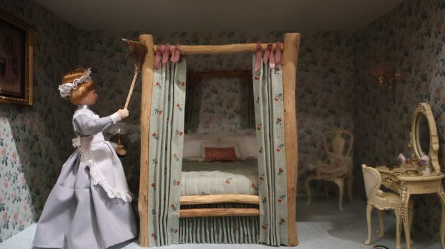 Diorama. Composition miniature, dans une vitrine en bois, vitre e...