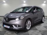 la voiture grise est garée sur un sol en damier dans le garage
