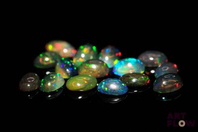 de très jolies pierres d'oplite colorées sur un fond noir